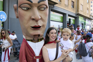 Fotos de la salida de la Comparsa de Gigantes y Cabezudos este 13 de julio de San Fermín 2025 /