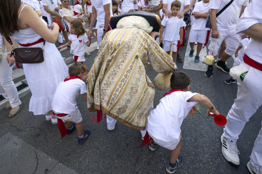 Fotos de la salida de la Comparsa de Gigantes y Cabezudos este 13 de julio de San Fermín 2025 /