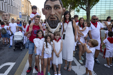 Fotos de la salida de la Comparsa de Gigantes y Cabezudos este 13 de julio de San Fermín 2025 /