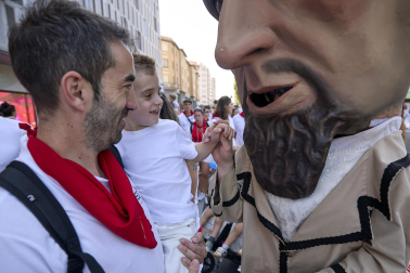 Fotos de la salida de la Comparsa de Gigantes y Cabezudos este 13 de julio de San Fermín 2025 /