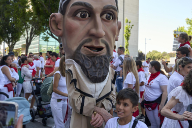 Fotos de la salida de la Comparsa de Gigantes y Cabezudos este 13 de julio de San Fermín 2025 /