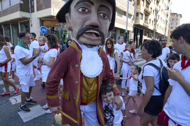 Fotos de la salida de la Comparsa de Gigantes y Cabezudos este 13 de julio de San Fermín 2025 /