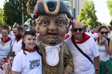 Fotos de la salida de la Comparsa de Gigantes y Cabezudos este 13 de julio de San Fermín 2025 /
