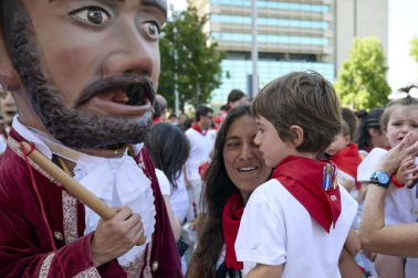 Fotos de la salida de la Comparsa de Gigantes y Cabezudos este 13 de julio de San Fermín 2025 /