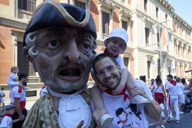 Fotos de la salida de la Comparsa de Gigantes y Cabezudos este 13 de julio de San Fermín 2025 /