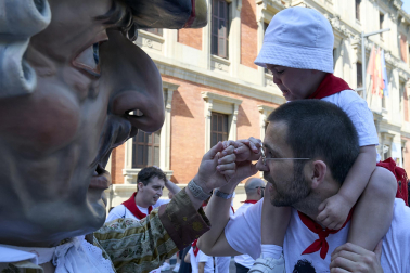 Fotos de la salida de la Comparsa de Gigantes y Cabezudos este 13 de julio de San Fermín 2025 /