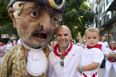 Fotos de la salida de la Comparsa de Gigantes y Cabezudos este 13 de julio de San Fermín 2025 /