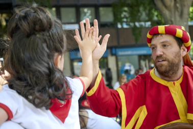 Fotos de la salida de la Comparsa de Gigantes y Cabezudos este 13 de julio de San Fermín 2025 /