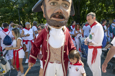 Fotos de la salida de la Comparsa de Gigantes y Cabezudos este 13 de julio de San Fermín 2025 /
