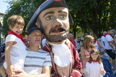 Fotos de la salida de la Comparsa de Gigantes y Cabezudos este 13 de julio de San Fermín 2025 /