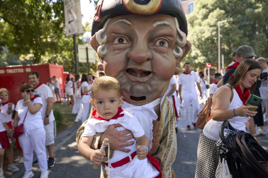 Fotos de la salida de la Comparsa de Gigantes y Cabezudos este 13 de julio de San Fermín 2025 /