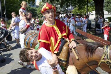 Fotos de la salida de la Comparsa de Gigantes y Cabezudos este 13 de julio de San Fermín 2025 /