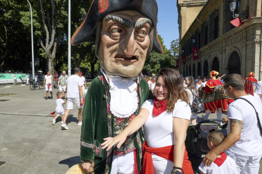 Fotos de la salida de la Comparsa de Gigantes y Cabezudos este 13 de julio de San Fermín 2025 /
