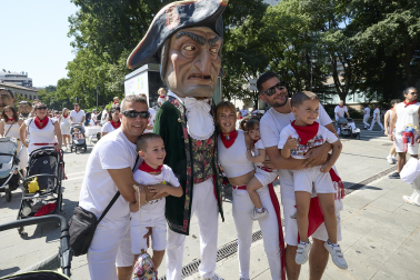 Fotos de la salida de la Comparsa de Gigantes y Cabezudos este 13 de julio de San Fermín 2025 /
