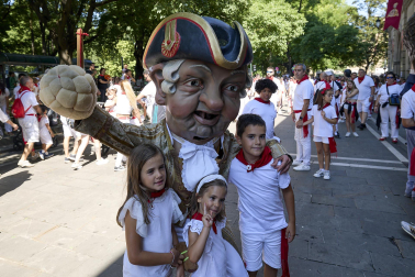Fotos de la salida de la Comparsa de Gigantes y Cabezudos este 13 de julio de San Fermín 2025 /