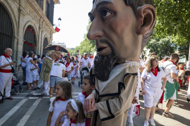 Fotos de la salida de la Comparsa de Gigantes y Cabezudos este 13 de julio de San Fermín 2025 /