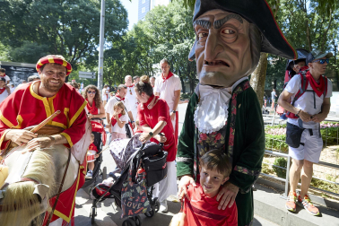 Fotos de la salida de la Comparsa de Gigantes y Cabezudos este 13 de julio de San Fermín 2025 /