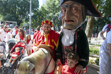 Fotos de la salida de la Comparsa de Gigantes y Cabezudos este 13 de julio de San Fermín 2025 /
