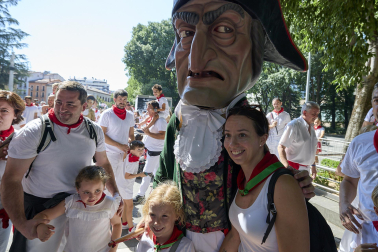 Fotos de la salida de la Comparsa de Gigantes y Cabezudos este 13 de julio de San Fermín 2025 /