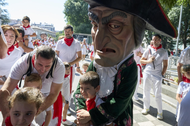 Fotos de la salida de la Comparsa de Gigantes y Cabezudos este 13 de julio de San Fermín 2025 /