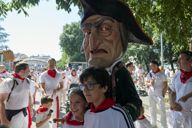 Fotos de la salida de la Comparsa de Gigantes y Cabezudos este 13 de julio de San Fermín 2025 /