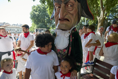 Fotos de la salida de la Comparsa de Gigantes y Cabezudos este 13 de julio de San Fermín 2025 /