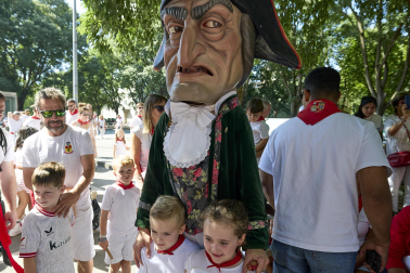 Fotos de la salida de la Comparsa de Gigantes y Cabezudos este 13 de julio de San Fermín 2025 /