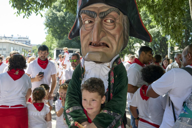 Fotos de la salida de la Comparsa de Gigantes y Cabezudos este 13 de julio de San Fermín 2025 /
