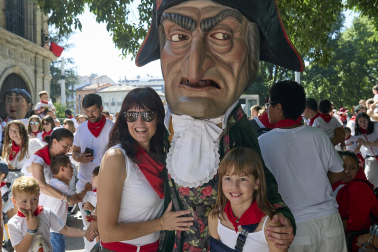 Fotos de la salida de la Comparsa de Gigantes y Cabezudos este 13 de julio de San Fermín 2025 /
