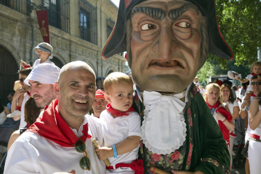 Fotos de la salida de la Comparsa de Gigantes y Cabezudos este 13 de julio de San Fermín 2025 /
