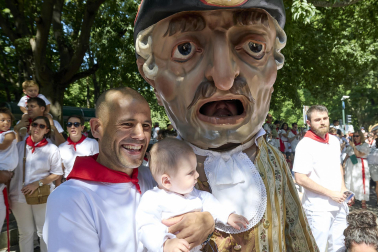 Fotos de la salida de la Comparsa de Gigantes y Cabezudos este 13 de julio de San Fermín 2025 /