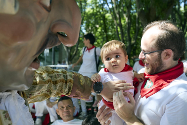 Fotos de la salida de la Comparsa de Gigantes y Cabezudos este 13 de julio de San Fermín 2025 /