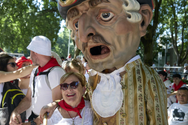 Fotos de la salida de la Comparsa de Gigantes y Cabezudos este 13 de julio de San Fermín 2025 /