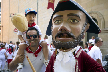 Fotos de la salida de la Comparsa de Gigantes y Cabezudos este 13 de julio de San Fermín 2025 /