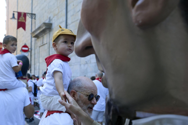 Fotos de la salida de la Comparsa de Gigantes y Cabezudos este 13 de julio de San Fermín 2025 /