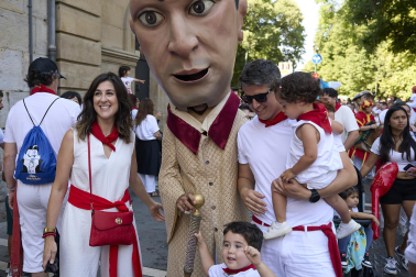 Fotos de la salida de la Comparsa de Gigantes y Cabezudos este 13 de julio de San Fermín 2025 /