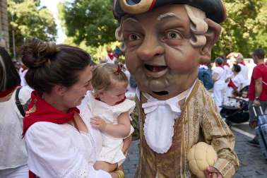 Fotos de la salida de la Comparsa de Gigantes y Cabezudos este 13 de julio de San Fermín 2025 /