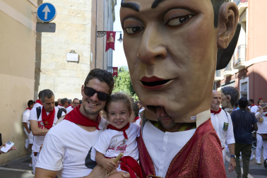 Fotos de la salida de la Comparsa de Gigantes y Cabezudos este 13 de julio de San Fermín 2025 /