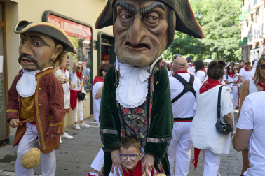Fotos de la salida de la Comparsa de Gigantes y Cabezudos este 13 de julio de San Fermín 2025 /