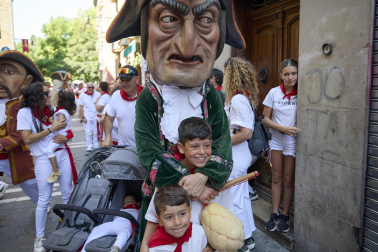 Fotos de la salida de la Comparsa de Gigantes y Cabezudos este 13 de julio de San Fermín 2025 /