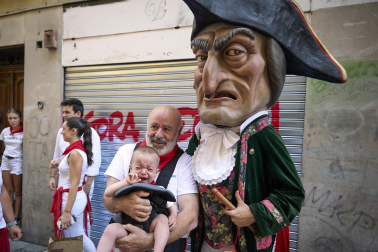Fotos de la salida de la Comparsa de Gigantes y Cabezudos este 13 de julio de San Fermín 2025 /