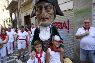 Fotos de la salida de la Comparsa de Gigantes y Cabezudos este 13 de julio de San Fermín 2025 /