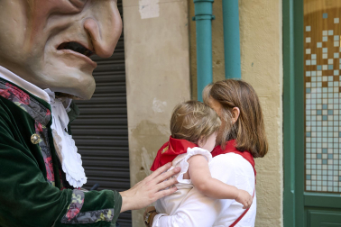 Fotos de la salida de la Comparsa de Gigantes y Cabezudos este 13 de julio de San Fermín 2025 /