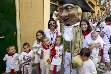 Fotos de la salida de la Comparsa de Gigantes y Cabezudos este 13 de julio de San Fermín 2025 /