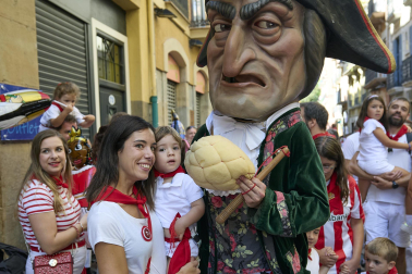 Fotos de la salida de la Comparsa de Gigantes y Cabezudos este 13 de julio de San Fermín 2025 /