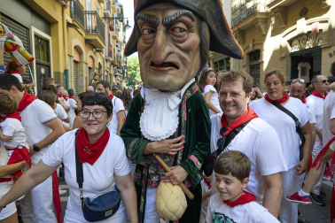 Fotos de la salida de la Comparsa de Gigantes y Cabezudos este 13 de julio de San Fermín 2025 /