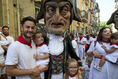 Fotos de la salida de la Comparsa de Gigantes y Cabezudos este 13 de julio de San Fermín 2025 /
