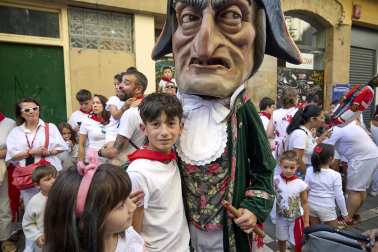 Fotos de la salida de la Comparsa de Gigantes y Cabezudos este 13 de julio de San Fermín 2025 /