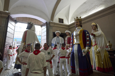 Fotos de la salida de la Comparsa de Gigantes y Cabezudos este 13 de julio de San Fermín 2025 /