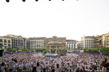 Fotos de la concentración multitudinaria en repulsa de las agresiones sexistas en Sanfermines